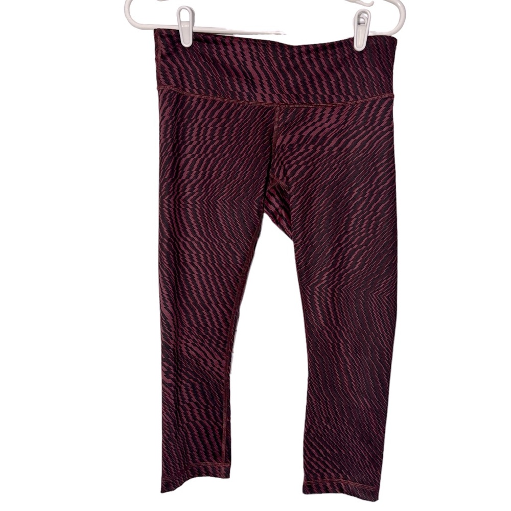 Lululemon black and burgundy pattern wunder under high waisted cropped size8